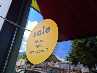schild an einem geschäft für sale wegen corona-krise