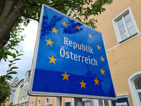 grenzschild der republik &ouml;sterreich in oberndorf bei salzburg