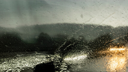 Unterwegs mit dem Auto, wenn Starkregen die Sicht nimmt.