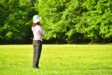 芝の上で立つ自然体の女性 03