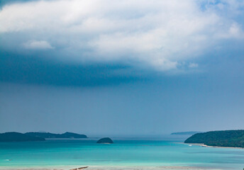 Fototapeta na wymiar Cloudy day at sea in Thailand