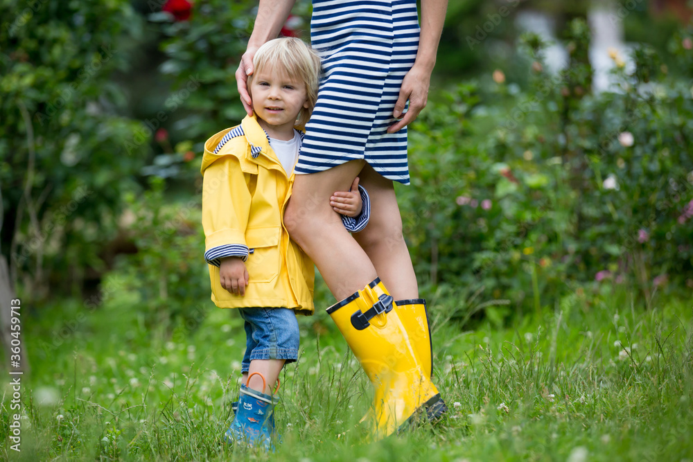 Poster Mother and toddler child, boy, playing in the rain