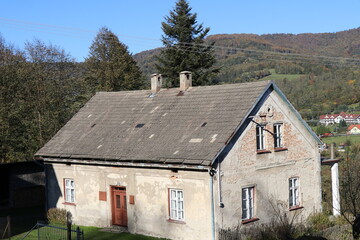 Widok na stary i zaniedbany wiejski budynek