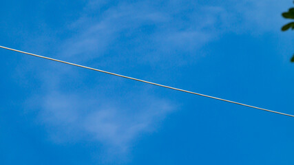 Il cavo che attraversa il cielo azzurro