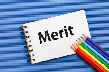 スケッチブックに描かれたメリットと7色鉛筆