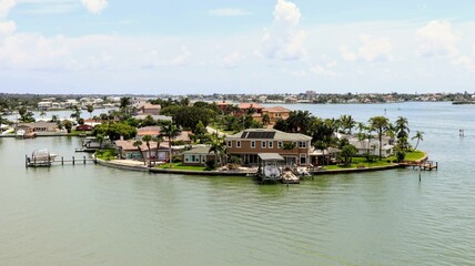 The luxury houses of Belleair next to Clearwater in Tampa, Florida - obrazy, fototapety, plakaty