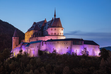Fototapeta na wymiar Burg Vianden zur blauen Stunde