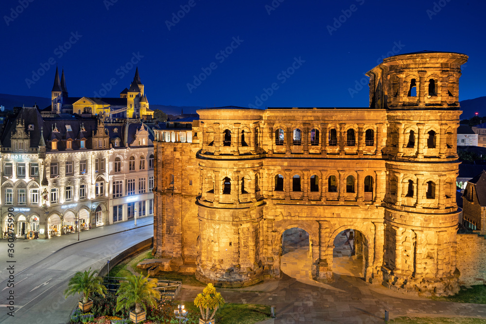 Wall mural porta nigra in trier zur blauen stunde