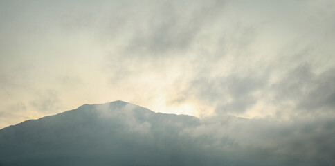 Obraz premium Beautiful landscape of mountains in sunset