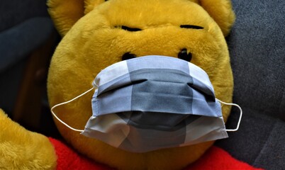 Miś w maseczce na covid 19 © merko