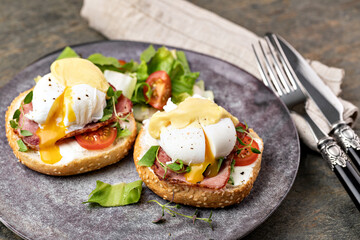 Eggs Benedict with salad