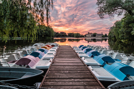 Tretboote am Steg im Sonnenuntergang 