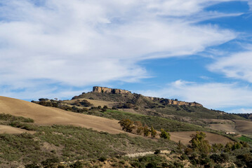 paisaje con fondo de cielo azul en la sierra de ronda.