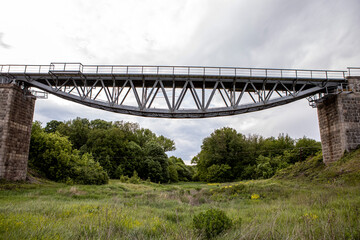 Obraz premium The beautiful high railway bridge. Metal construction