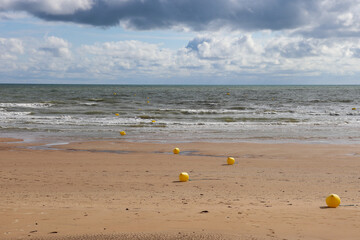 Bouées jaunes sur la plage