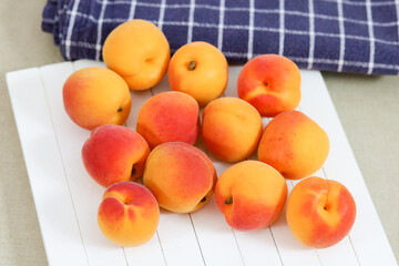plusieurs abricots sur une table
