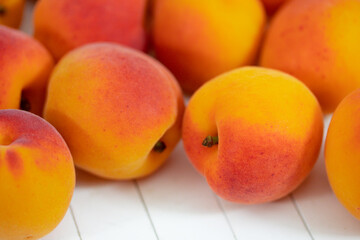 plusieurs abricots sur une table