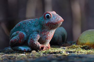 Froschfigur auf Moos