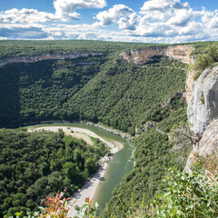 Fototapeta na wymiar Au fond des gorges, la rivière Ardèche fait un méandre