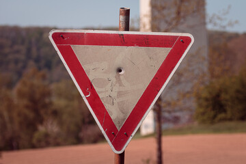 Einschussloch auf Straßenschild