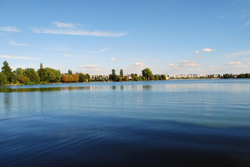 Fototapeta premium Beautiful view of the lake in a city park.