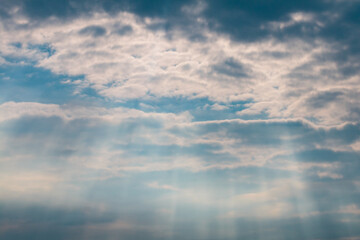 Sonnenstrahlen brechen durch Wolken