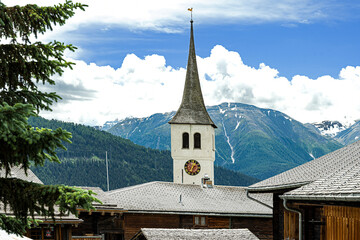 Fototapeta na wymiar Kirchenturm in Bellwald, Wallis, Schweiz