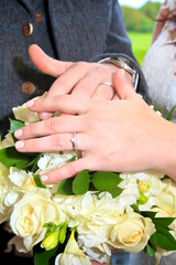Obraz na płótnie Canvas bride and groom hands with wedding rings