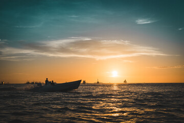 Fototapeta na wymiar Boat sunset over the sea