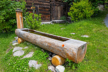 Holzbrunnen im Bergdorf Bellwald, Wallis, Schweiz