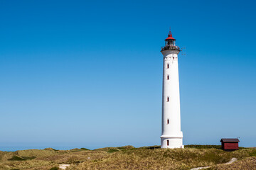 Fototapeta na wymiar Lyngvig Fyr - ein Leuchtturm an der dänischen Nordseeküste bei Hvide Sande