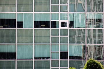 Ventanas en tonos verdes de un edificio de oficinas