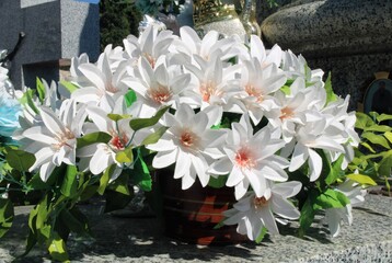 Flores en una tumba de un cementerio