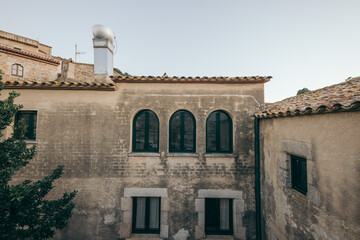A sign in front of a building