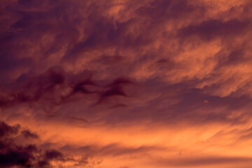 Obraz premium Purple and orange sunset in the clouds