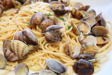 Assiette de pâtes spaghettis aux palourdes