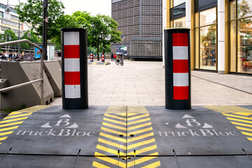 Truck blocs to protect pedestrians in public zones from attacks