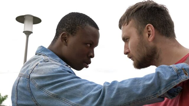 Aggression between a black guy and a man of European appearance. BLM.