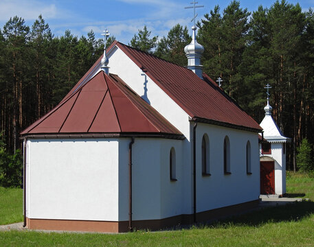zbudowana w 1965 roku cmentarna cerkiew prawoslawna pod wezwaniem cudu swietego michala archaniola w stawiszczach na podlasiu w polsce