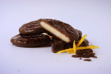 Galletitas de limón bañadas en chocolate.