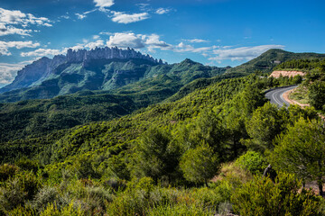 Naklejka premium Vistas a Montserrat con paisaje natural y una carretera