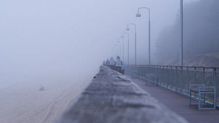 Nadmorska promenada w mglisty dzień - Mielno