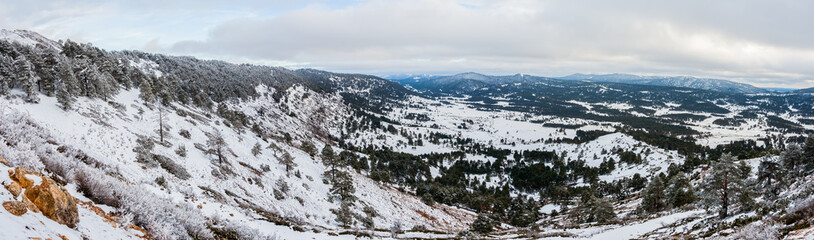 Fototapeta premium Panoramica de valle del Tajo nevado en invierno