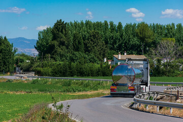 Isothermal tank truck for the transport of food liquids.
