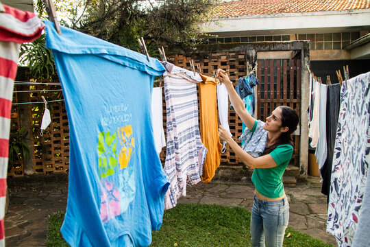 tarefa de casa lavar a roupa e colocar para secar ao vento