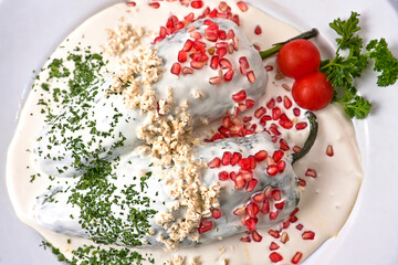 chiles rellenos, plato de chiles en Nogada cocina tradicional mexicana de Puebla México