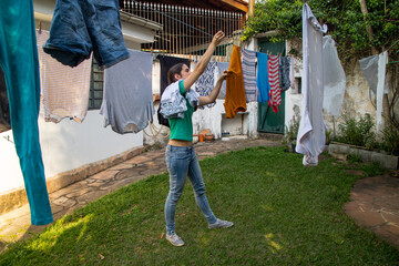 tarefa de casa lavar a roupa e colocar para secar ao vento