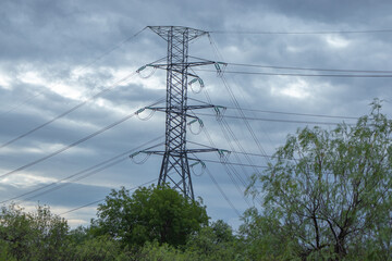 Una torre eléctrica, en un cielo nublado y a punto de llover