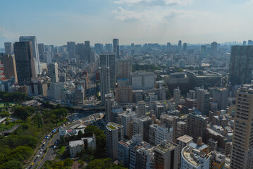 Fototapeta na wymiar Vista aérea de la ciudad de Tokio en día soleado sobre edificios