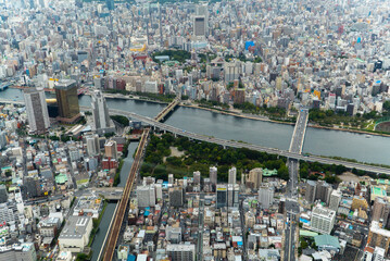 Fototapeta na wymiar Vista aérea de la ciudad de Tokio en día nublado sobre edificios